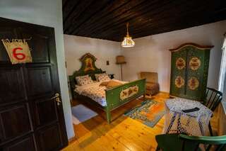 Гостевой дом Casa Poveste Pensiunea-Muzeu Кымпулунг-Молдовенеск Двухместный номер с 1 кроватью или 2 отдельными кроватями-7